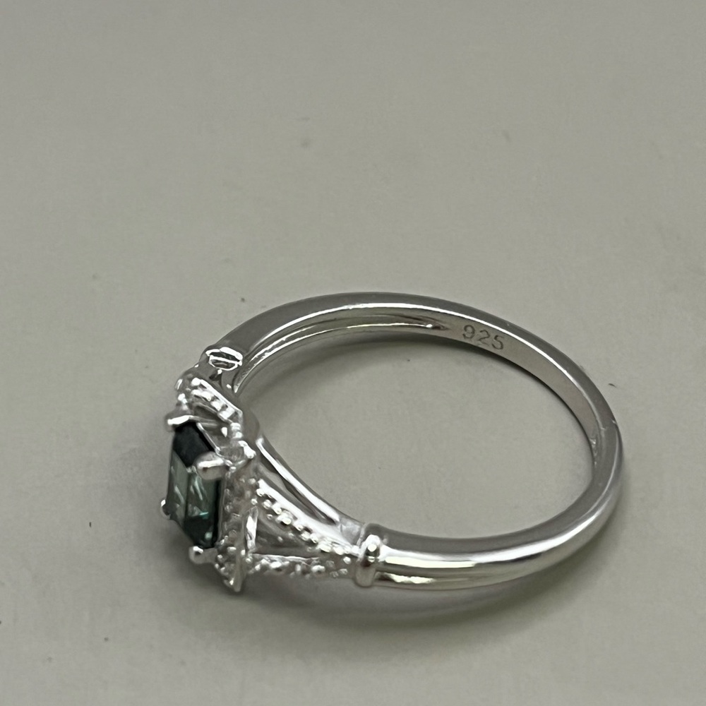 Sophisticated Green Emerald and Sterling Silver Ring with Emerald-Cut Gemstone - Picture 5 of 7